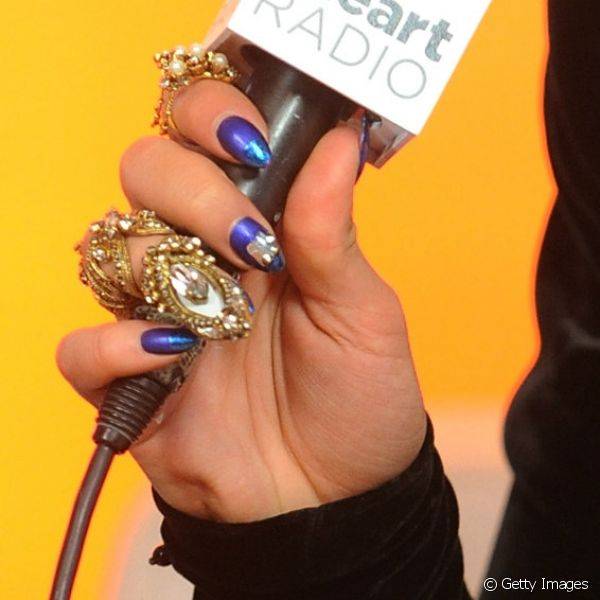 Rita Ora criou unha filha ?nica com aplica??o de cristal sobre esmalte azul cobalto com acabamento metalizado durante evento Z100's Jingle Ball 2014